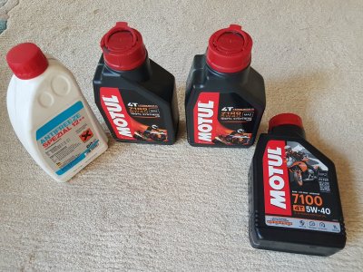 Motul-Öl+ENI-Kühlflüssigkeit.jpg