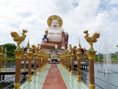 Lachender-Buddha-Wat-Plai-Laem-Temple-1.jpg