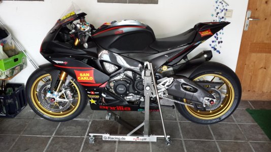 RSV4 mit FIMA Verkleidung.jpg