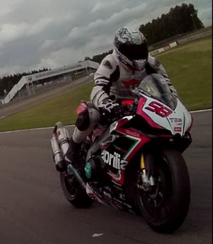 rsv4_dual_exhaust.jpg
