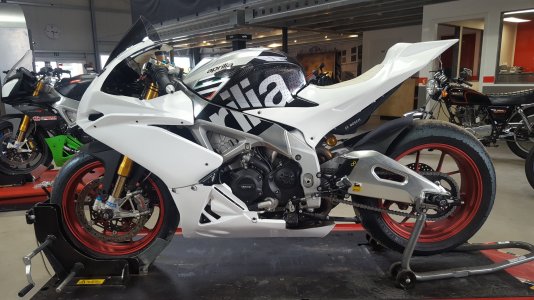 RSV4_Race_1.jpg
