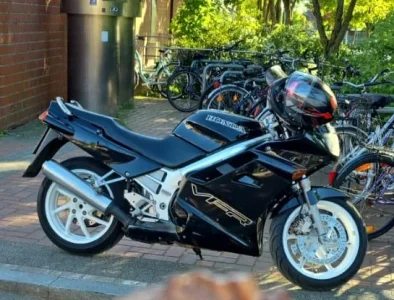 Honda VFR_Aprilia.webp