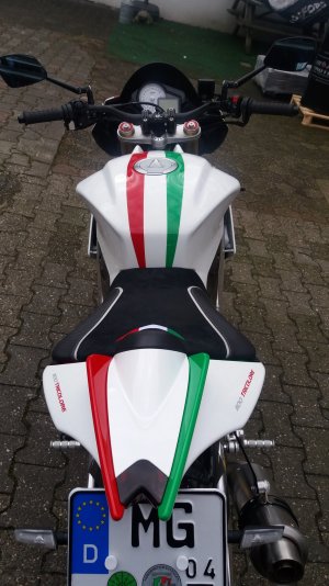 Tricolore 1100 2.jpg