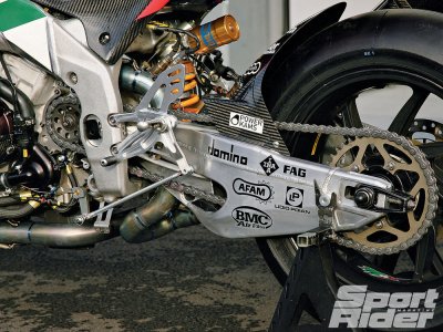 146_1104_04_z+world_superbike_aprilia_RSV4+swingarm.jpg