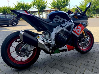 Aprilia RSV4 RF 2.jpg