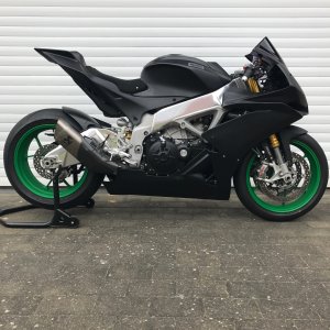 r1 auspuff.jpg