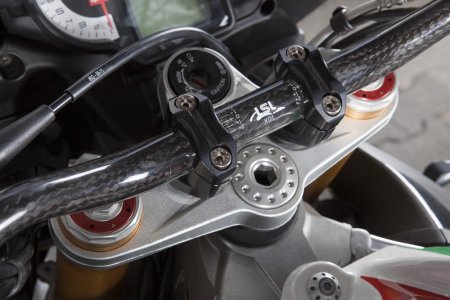aprilia_tuonoV4_tricolore_18.jpg