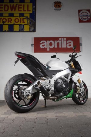 aprilia_tuonoV4_tricolore_52.jpg