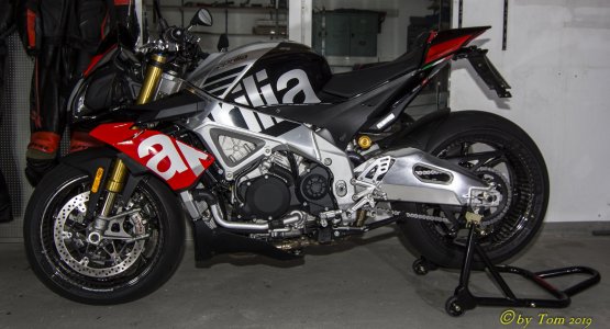 Aprilia Carbon-8.JPG