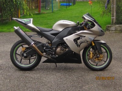 14. Kawasaki ZX10R 05er.JPG