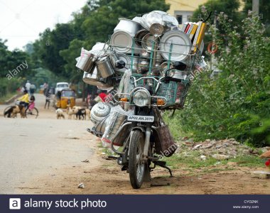 indische-moped-beladen-mit-geschirr-an-lokalen-geschaften-auf-den-strassen-von-puttaparthi-and...jpg