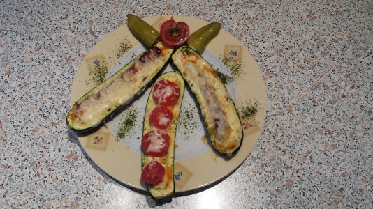 Zucchini-gefüllt-Bild5-Tellerbild mit Antipasti.jpg