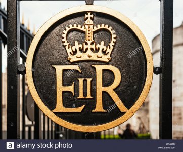 elizabeth-ii-regina-er-koniglichen-insignien-an-den-toren-der-tower-von-london-london-england-...jpg