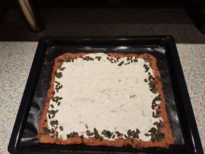 Hackfleisch-Blechkuchen-Bild2-CremeFraiche-Kürbiskerne.jpg