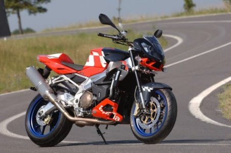 mobil-saison2006-aprilia-tuono-r-1.jpg