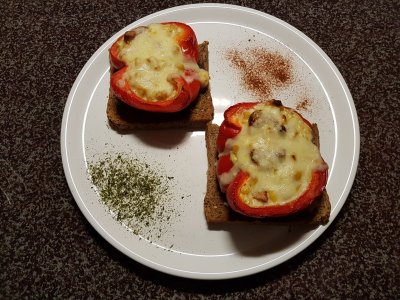 Paprika-gefüllt-groß-auf Toast-Bild4-Tellerbild.jpg