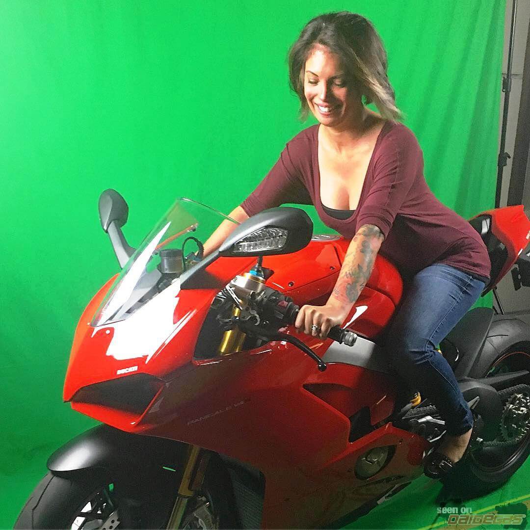 ducati-panigale-v4-sexy-ragazza.jpg